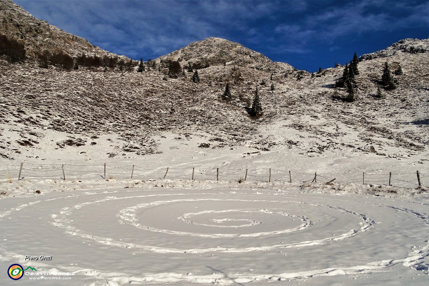 45 Ornamento a spirale su neve con vista in Cima Croce.JPG